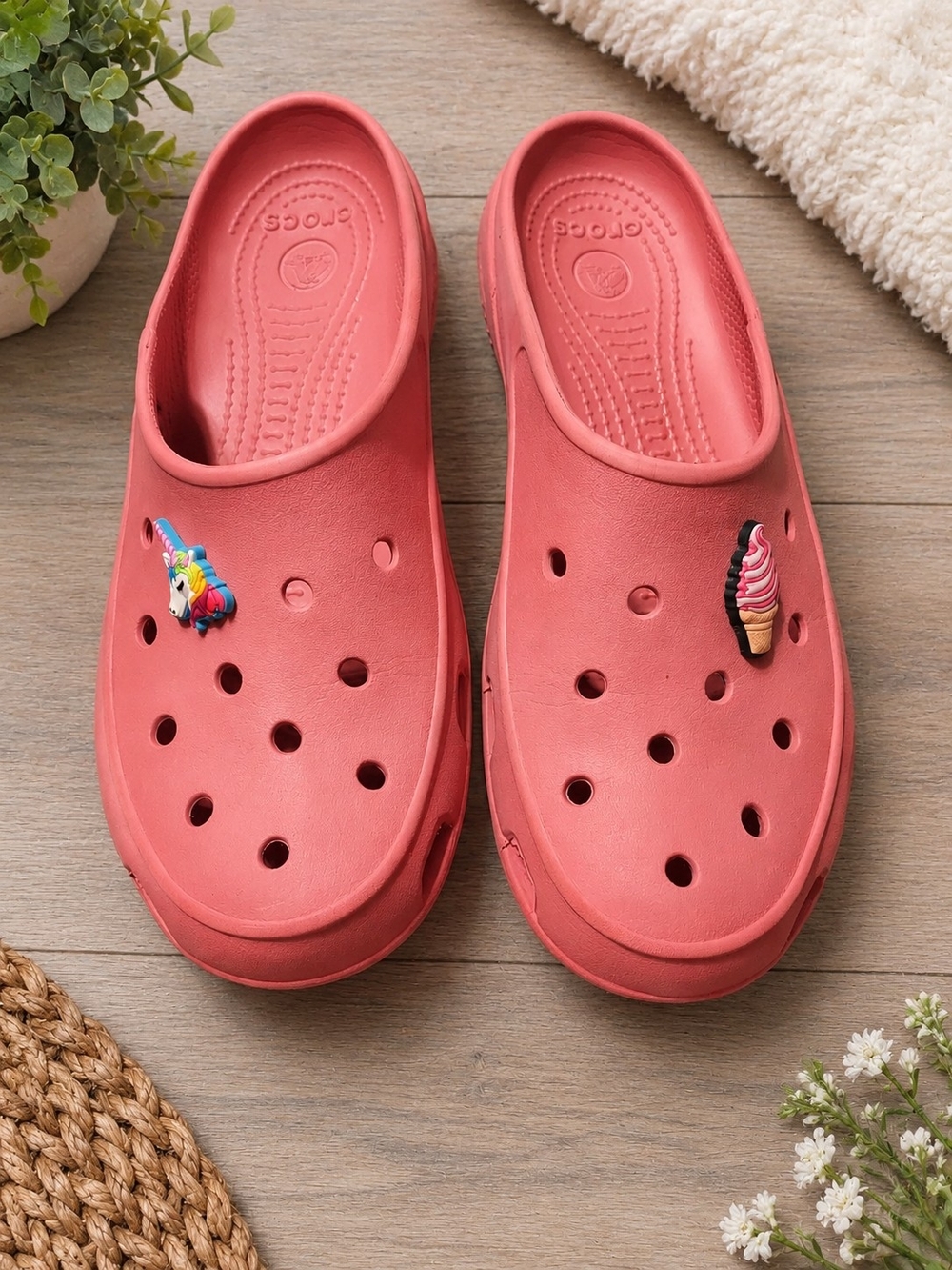 CROCS Womens Coral Pink Slip-On Clogs with Charm Accents Size 10